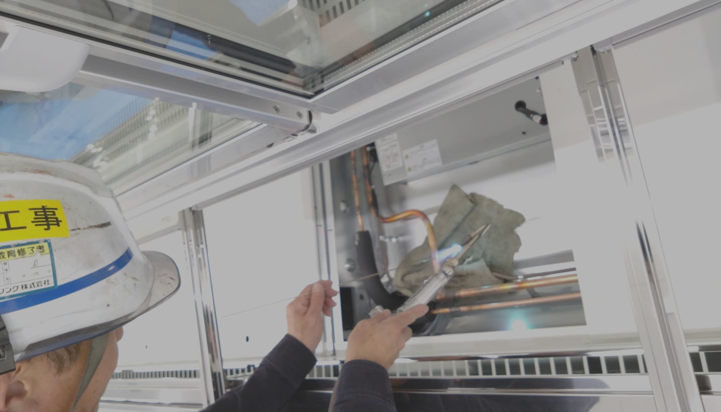 冷蔵設備の工事を行う二人の写真