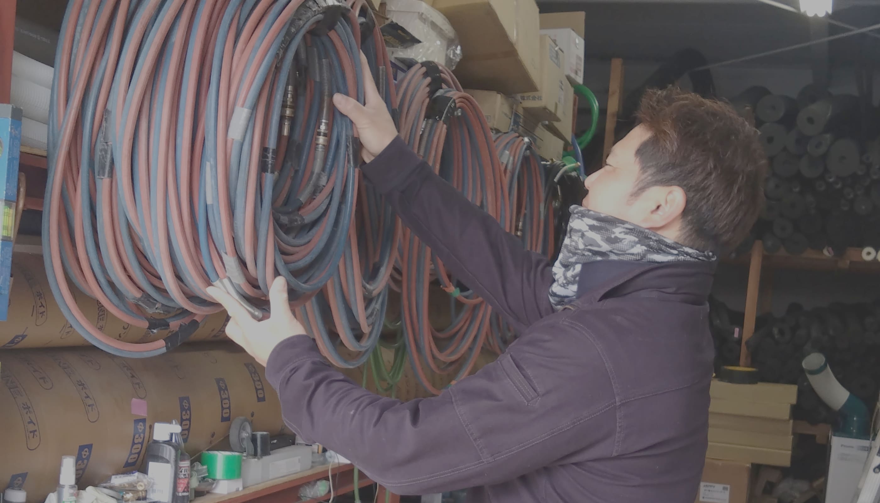 準備を行う男性の写真