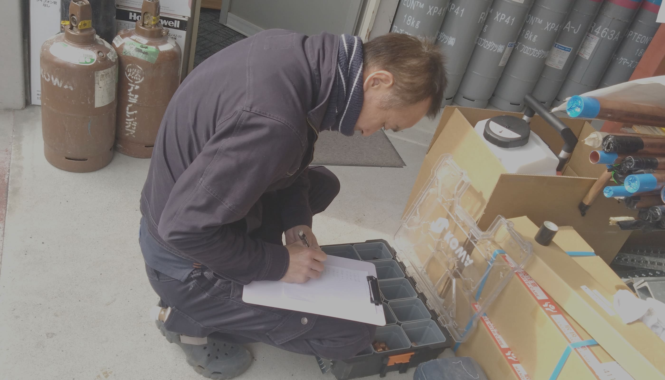 メモをとっている男性の写真