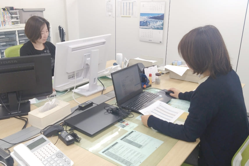 事務作業を行う女性